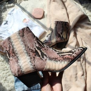 🚨//Coachella Collection// Pink Snake print bootie
